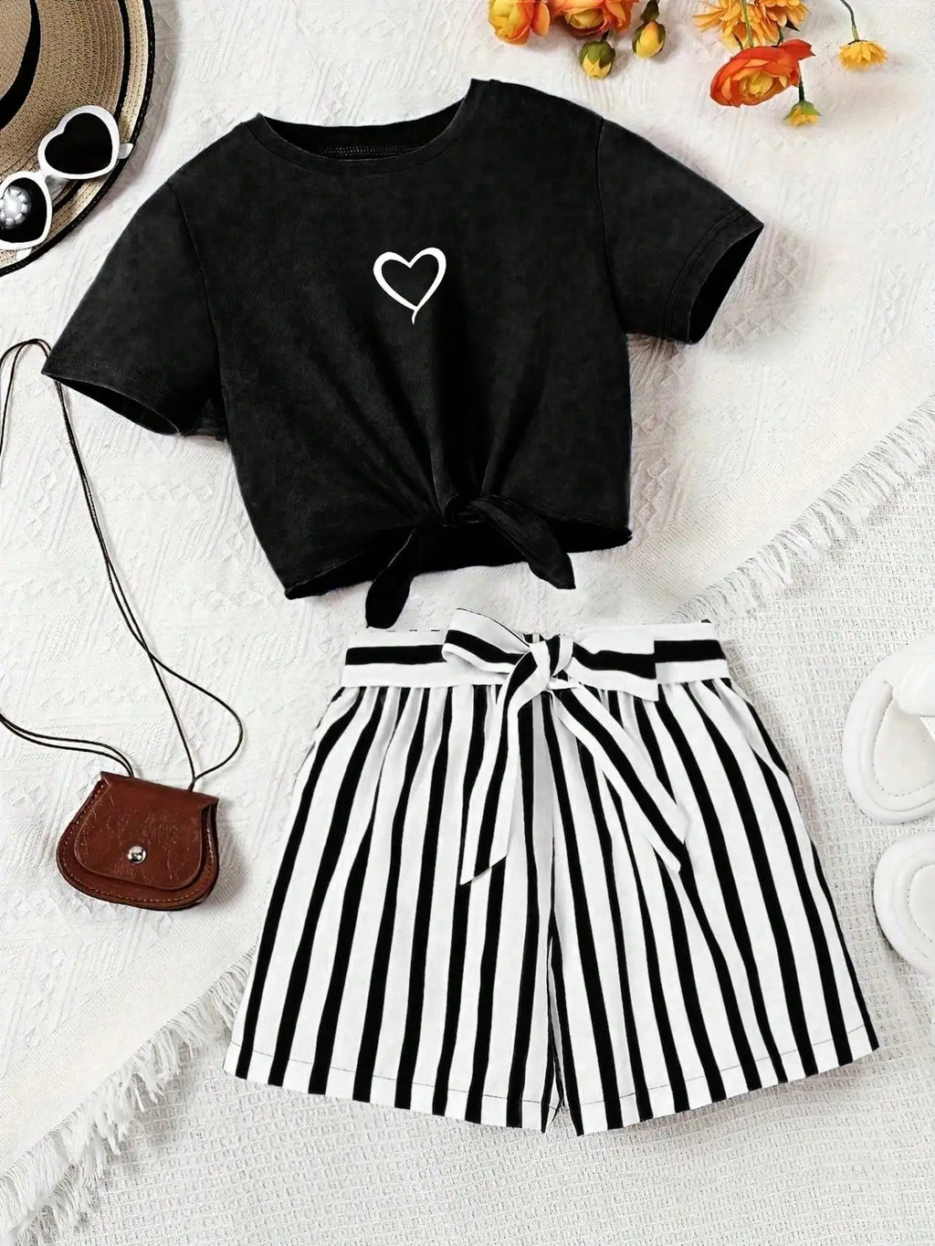 Printed girls' summer set, short sleeved T-shirt paired with casual shorts, stylish design, suitable for outdoor activities.