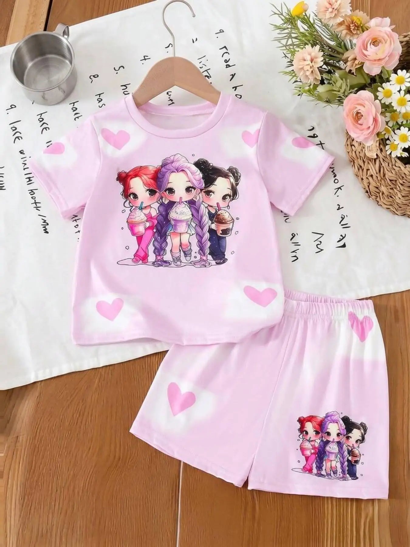 Girls' sweet pink short-sleeve top and shorts set featuring an all-over heart and cartoon idol print; a cute, casual, and versat
