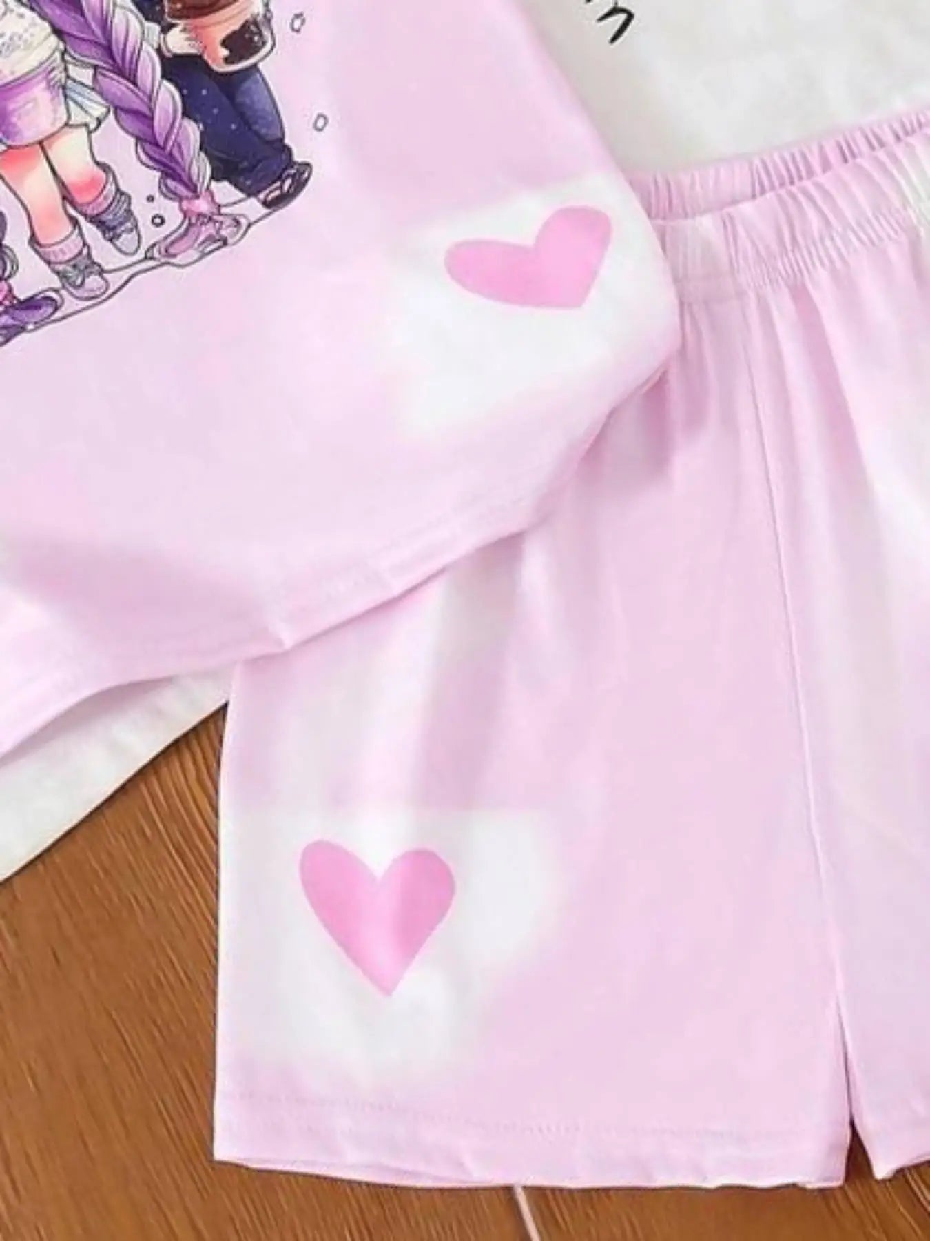 Girls' sweet pink short-sleeve top and shorts set featuring an all-over heart and cartoon idol print; a cute, casual, and versat