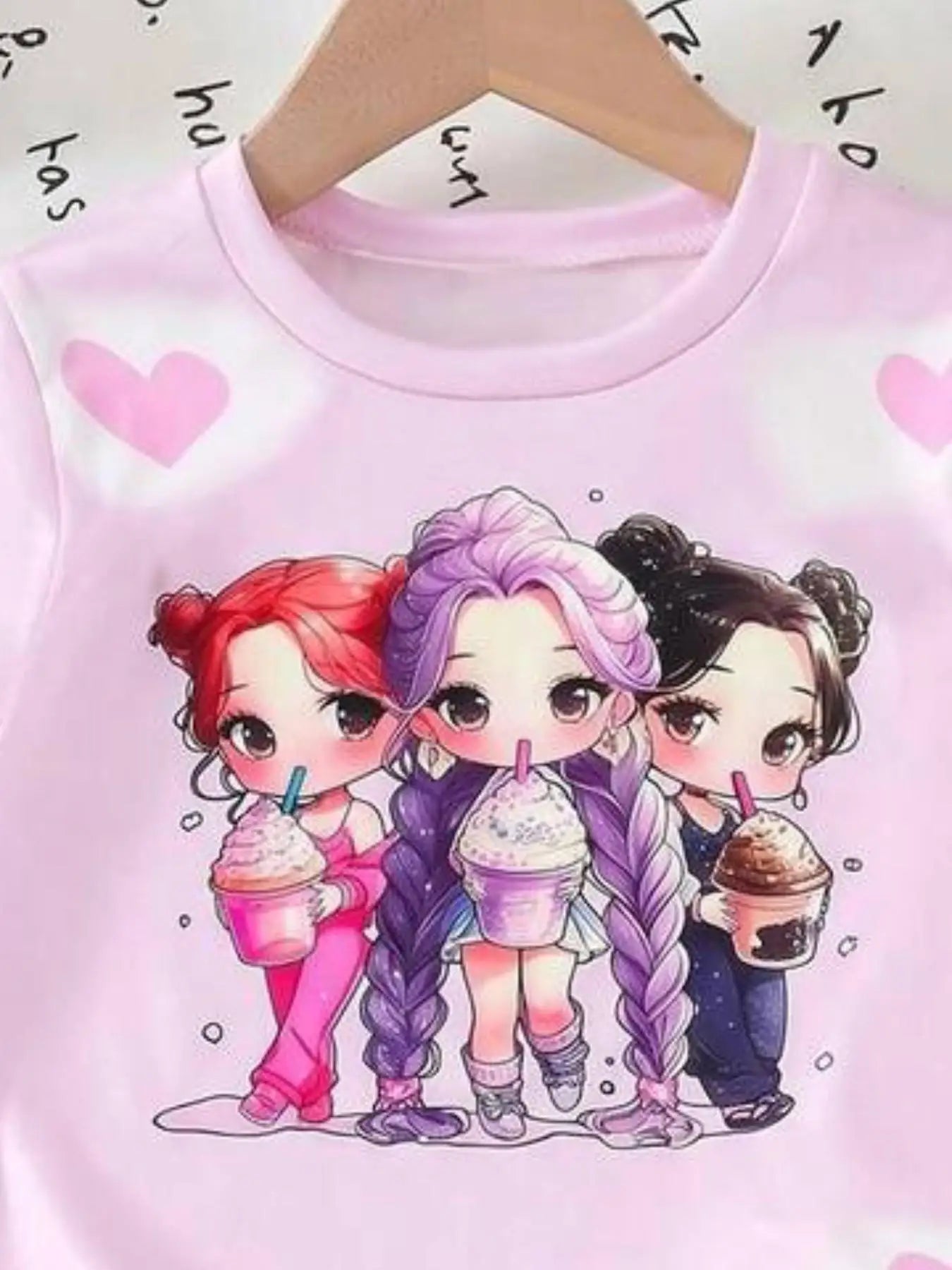 Girls' sweet pink short-sleeve top and shorts set featuring an all-over heart and cartoon idol print; a cute, casual, and versat